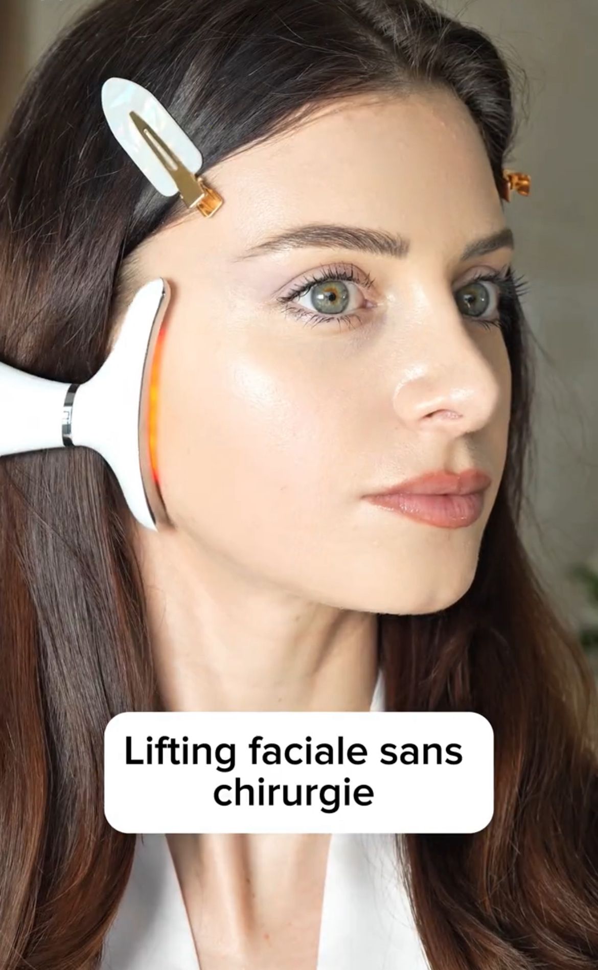 Charger la vidéo : Découvrez comment Liftya™️ utilise la technologie EMS pour lifter, raffermir et redéfinir les contours du visage en quelques minutes par jour.Un geste simple, sans douleur, pour des résultats visibles dès les premières utilisations — et de plus en plus marqués sur 30 jours.