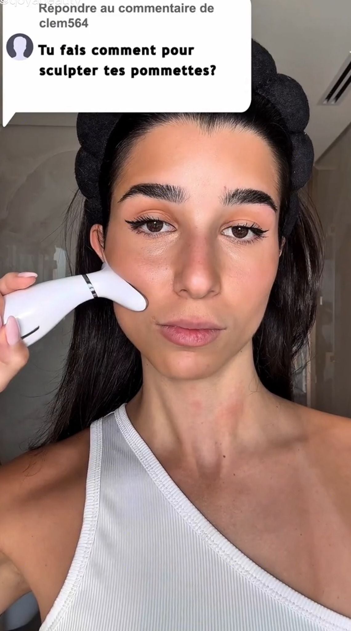 Charger la vidéo : Liftya™ votre atout de séduction pour l&#39;été. Redéfinissez vos traits, raffermissez votre peau, le tout chez vous, dans votre confort.